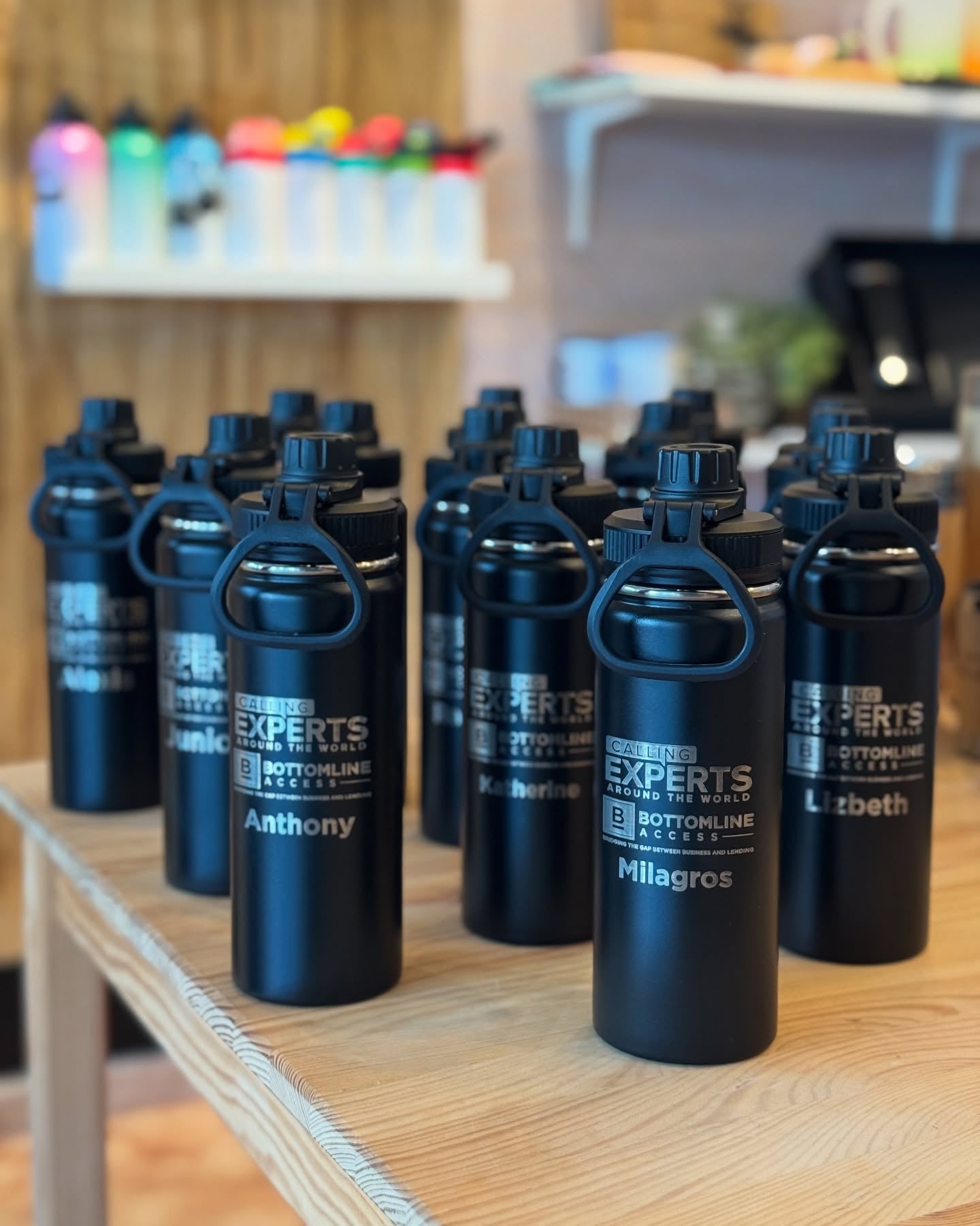 Botella negra termica personalizada en grabado