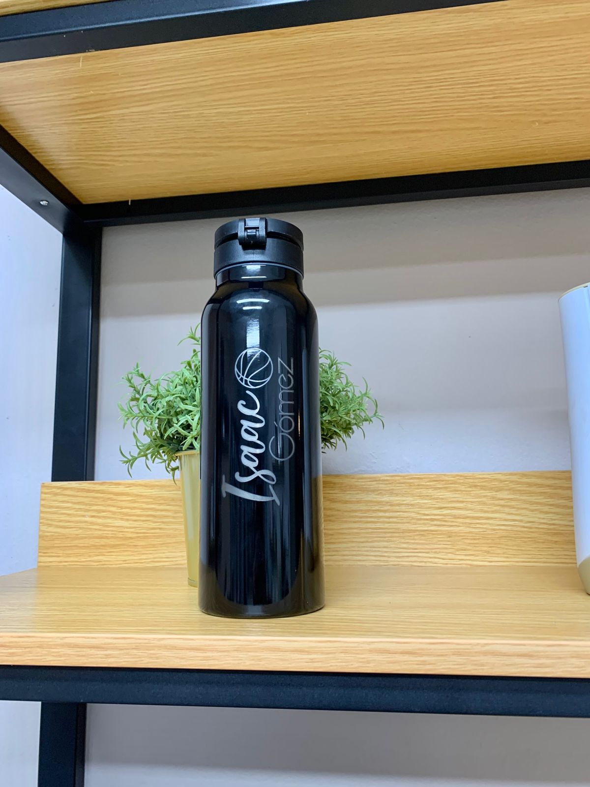 Botella negra personalizada con iman para colocar celular