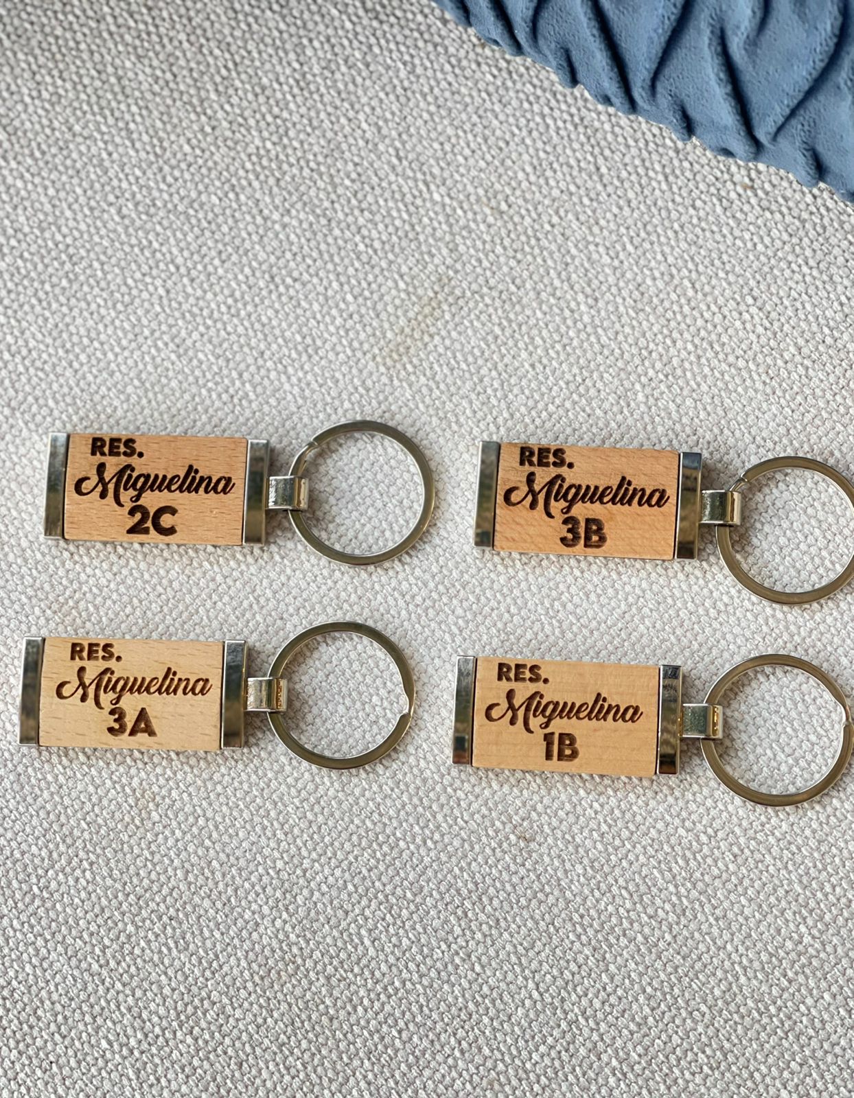 Llavero en madera rectangular con metal personalizado
