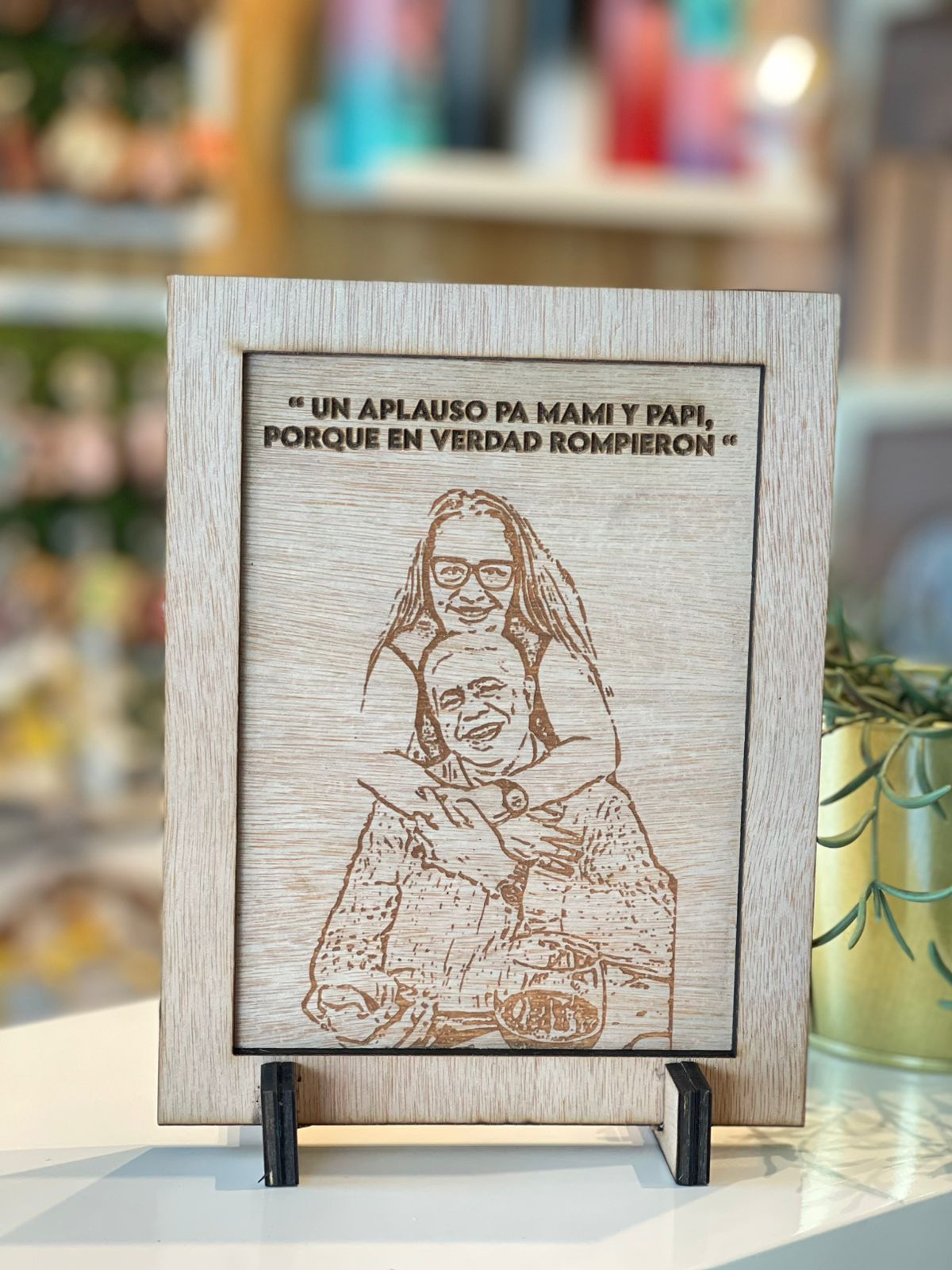 Retrato en madera con foto y frase grabado