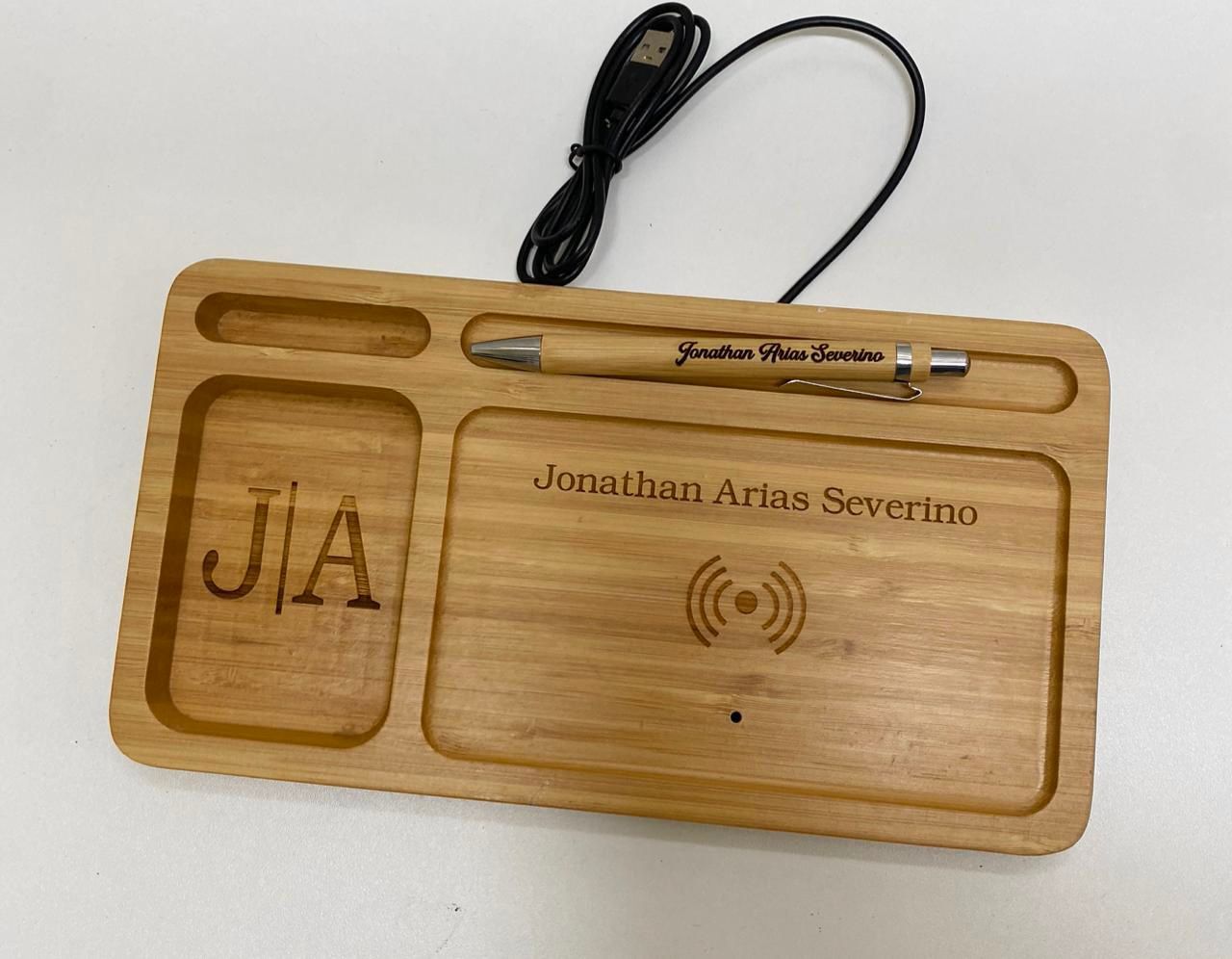 Estación de carga en madera portátil personalizado