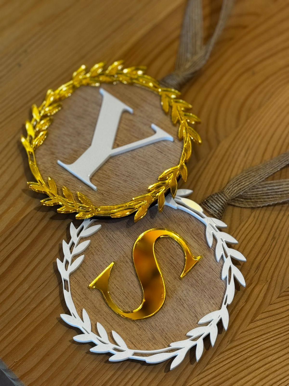 Ornamento en madera y acrilico con iniciales