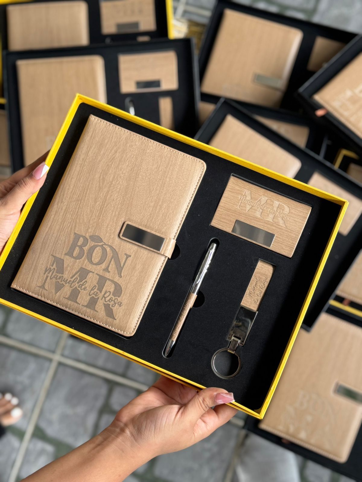 Combo de libreta, lapicero, porta tarjeta, llavero con textura como si fuese madera personalizado.