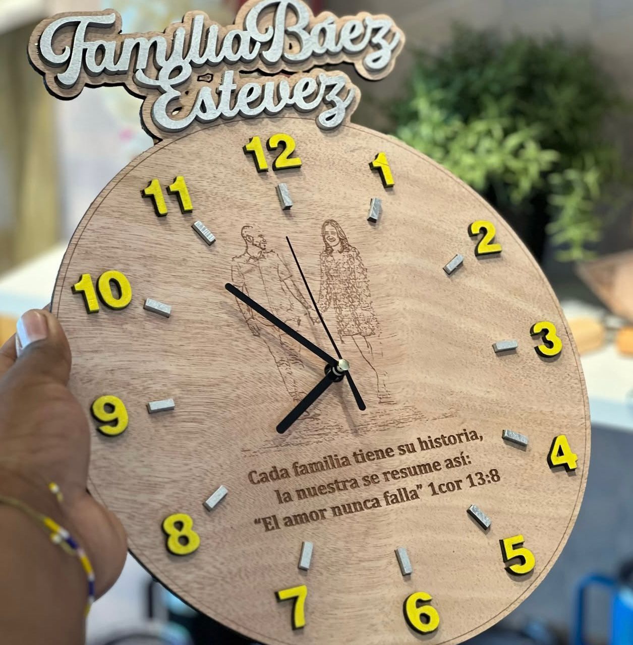 Reloj en madera de pared personalizado con foto grabada