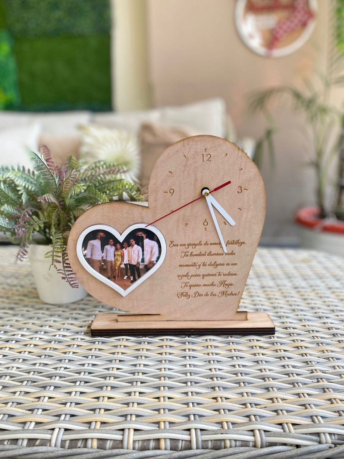 Reloj de escritorio en forma de corazón en madera