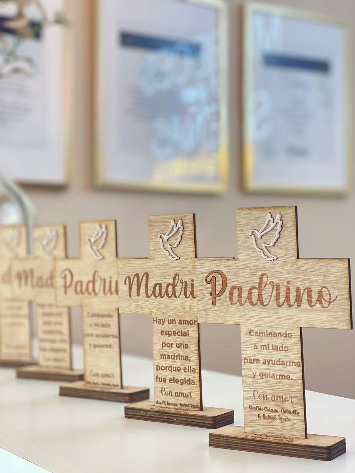 Cruz en madera con mensaje personalizado