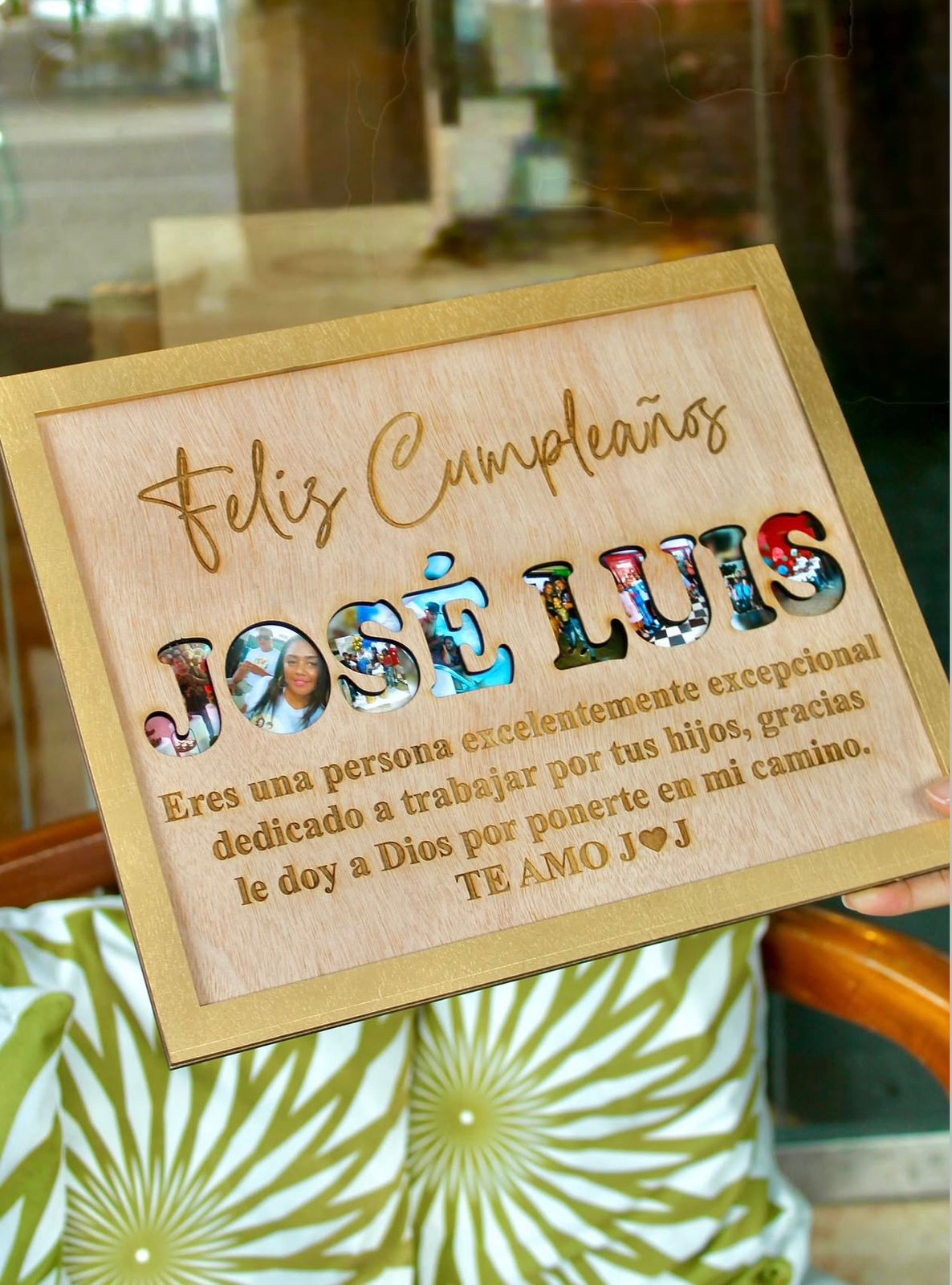 Cuadro en madera con fotos en el centro y frase