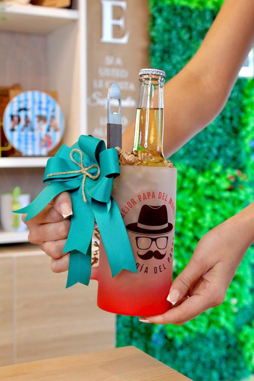 Jarra personalizada con destapador y cerveza