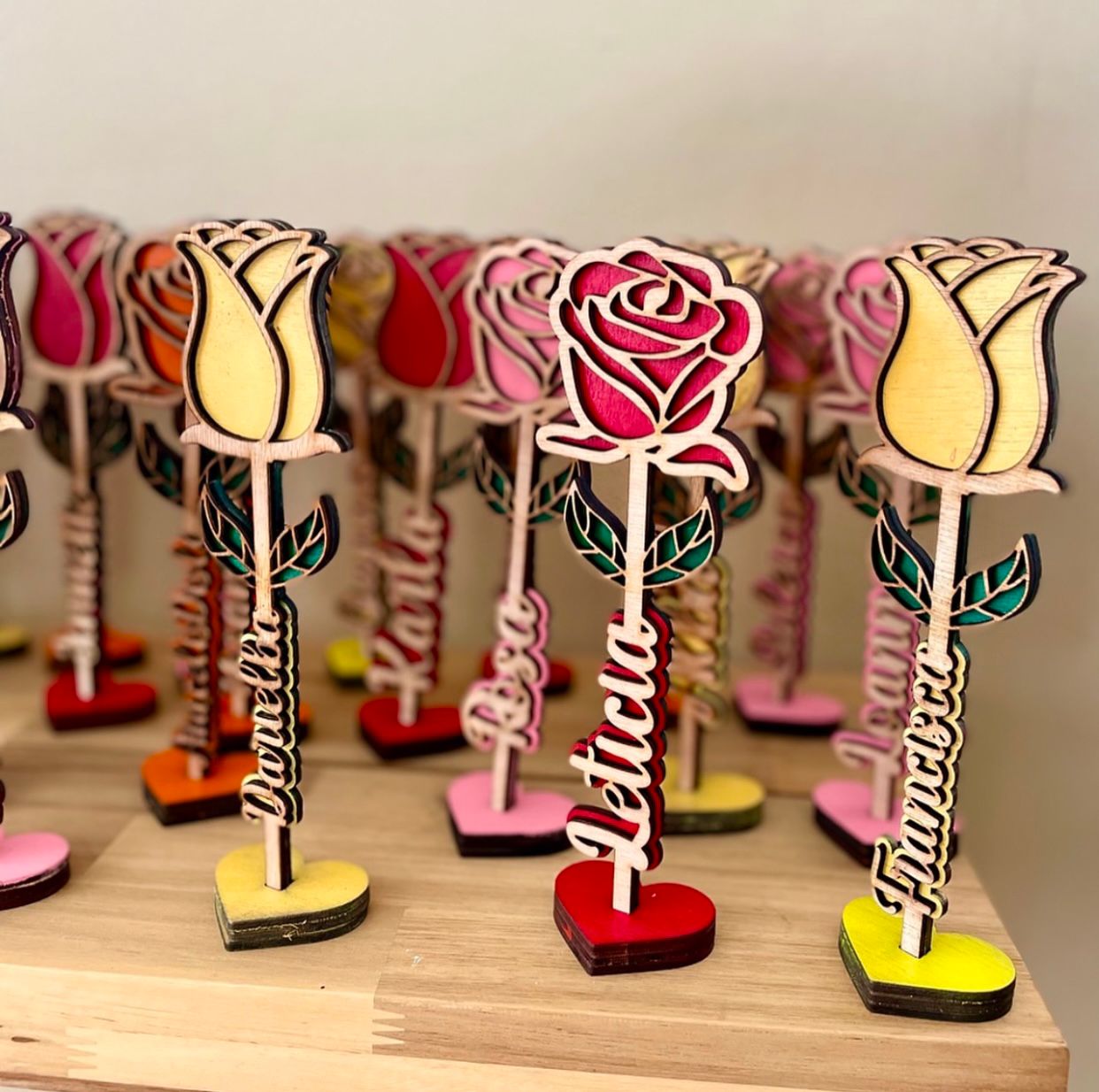 Flor en madera con nombre personalizada