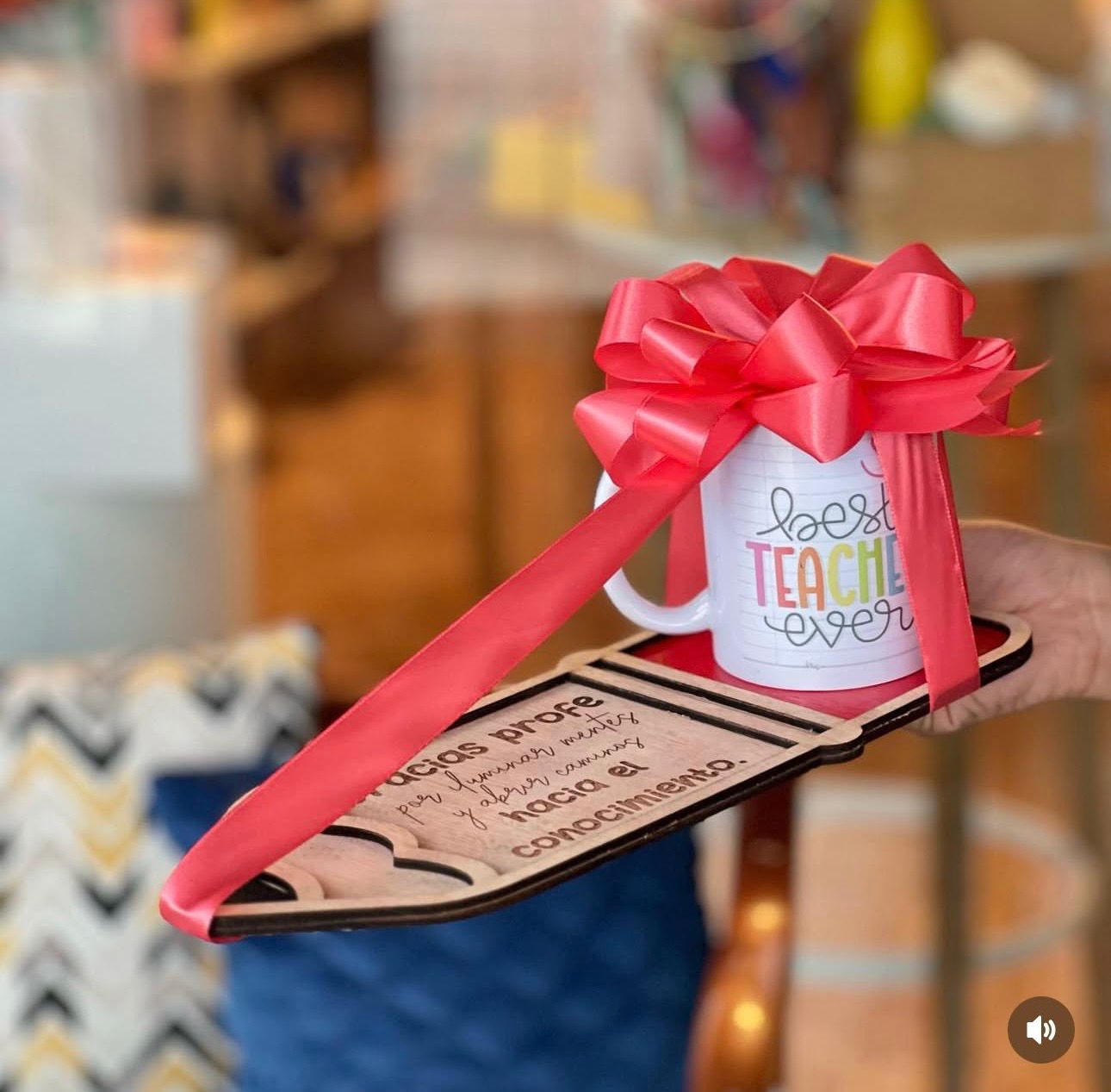 Set de bandeja en madera en forma de lápiz y taza personalizada