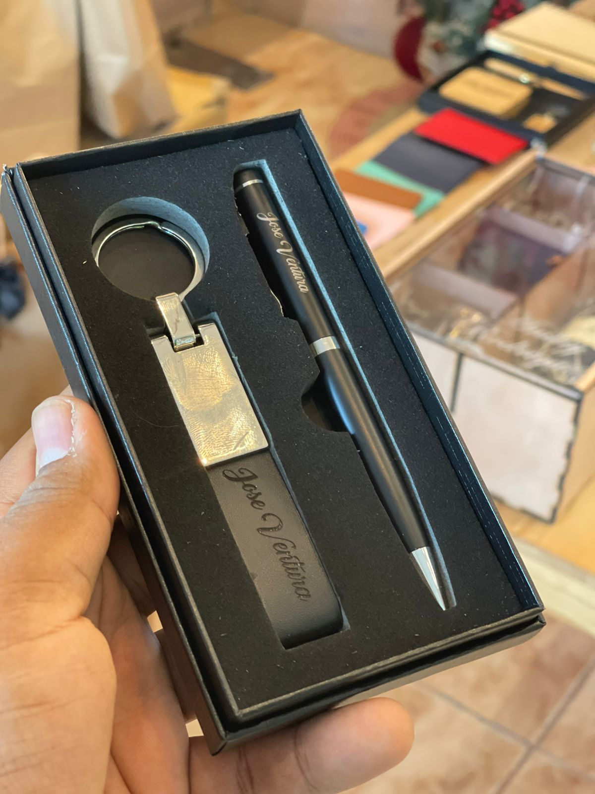 Set de lapicero y llavero en piel negro personalizado