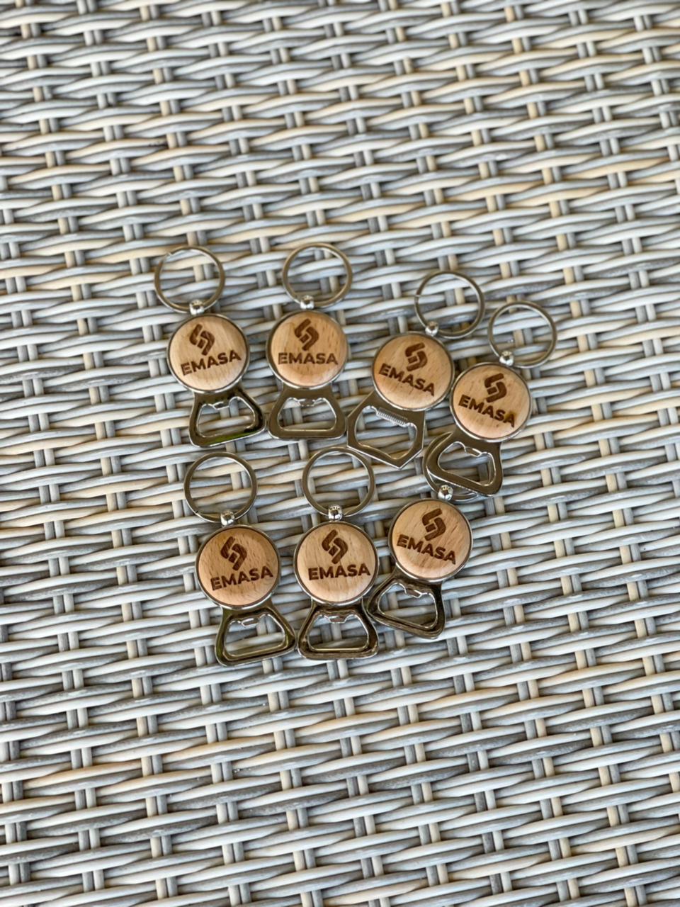 Llavero con metal y madera redondo con destapador