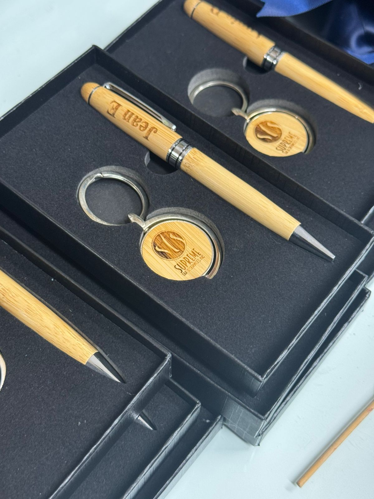 Set de lapicero y llavero en madera con destapador redondo