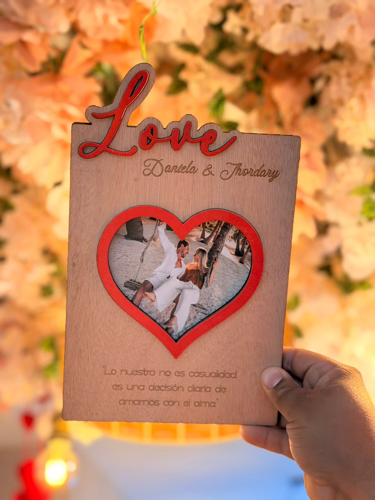 Retrato sencillo con foto en corazón en madera y mensaje
