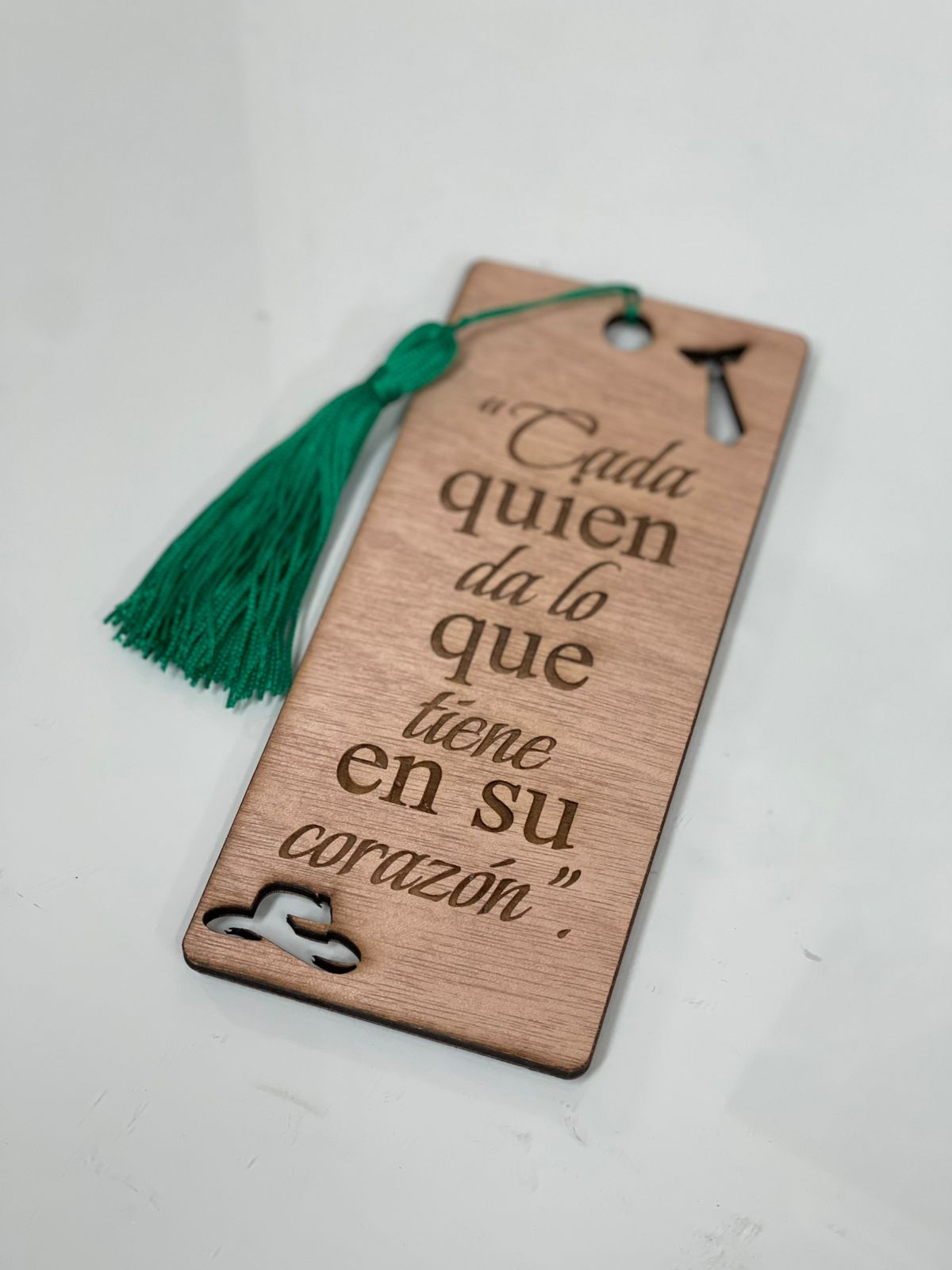 Separador de libro con mensaje en madera.