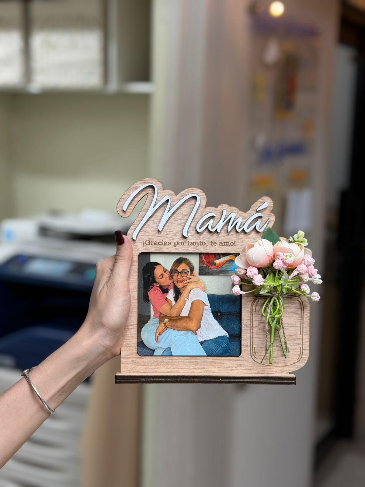 Retrato en madera con foto y mensaje personalizado y flores.