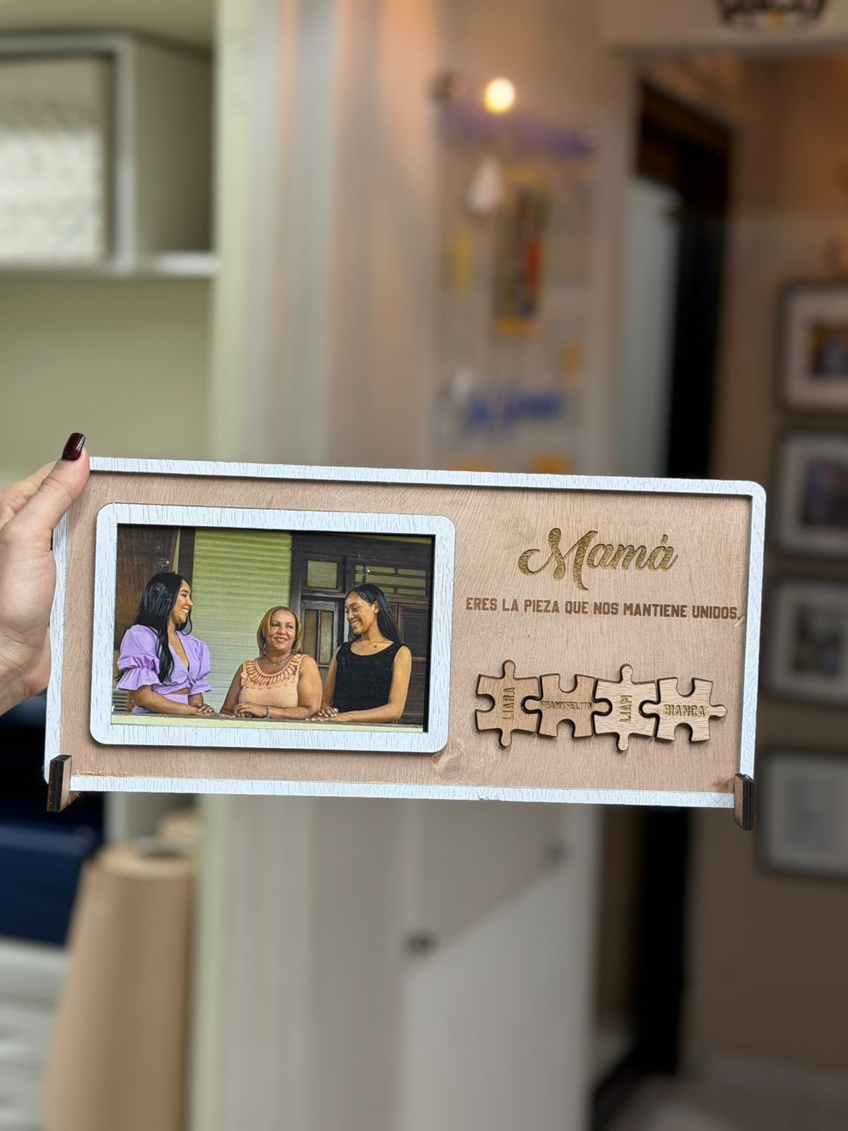 Retrato en madera con fotos y piezas de rompecabeza