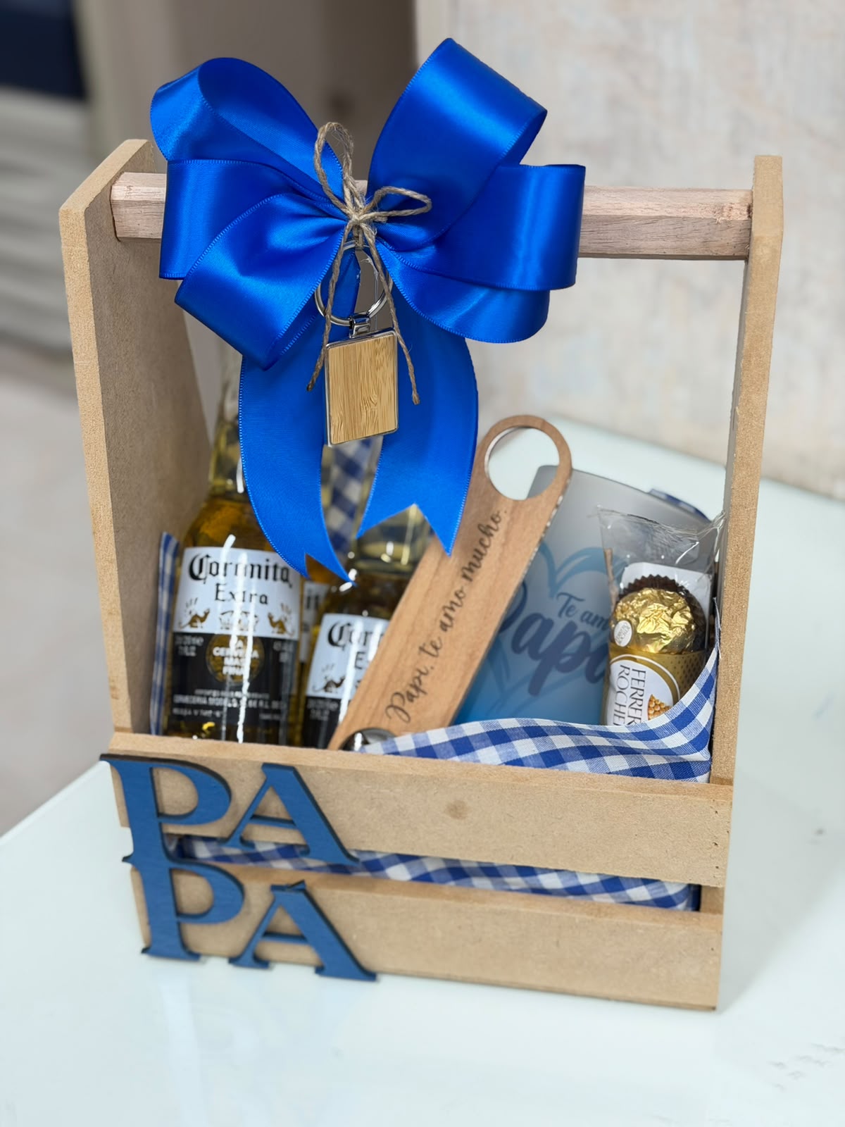 Huacal personalizado con cerveza, llavero, jarra personalizado y chocolates ferrero