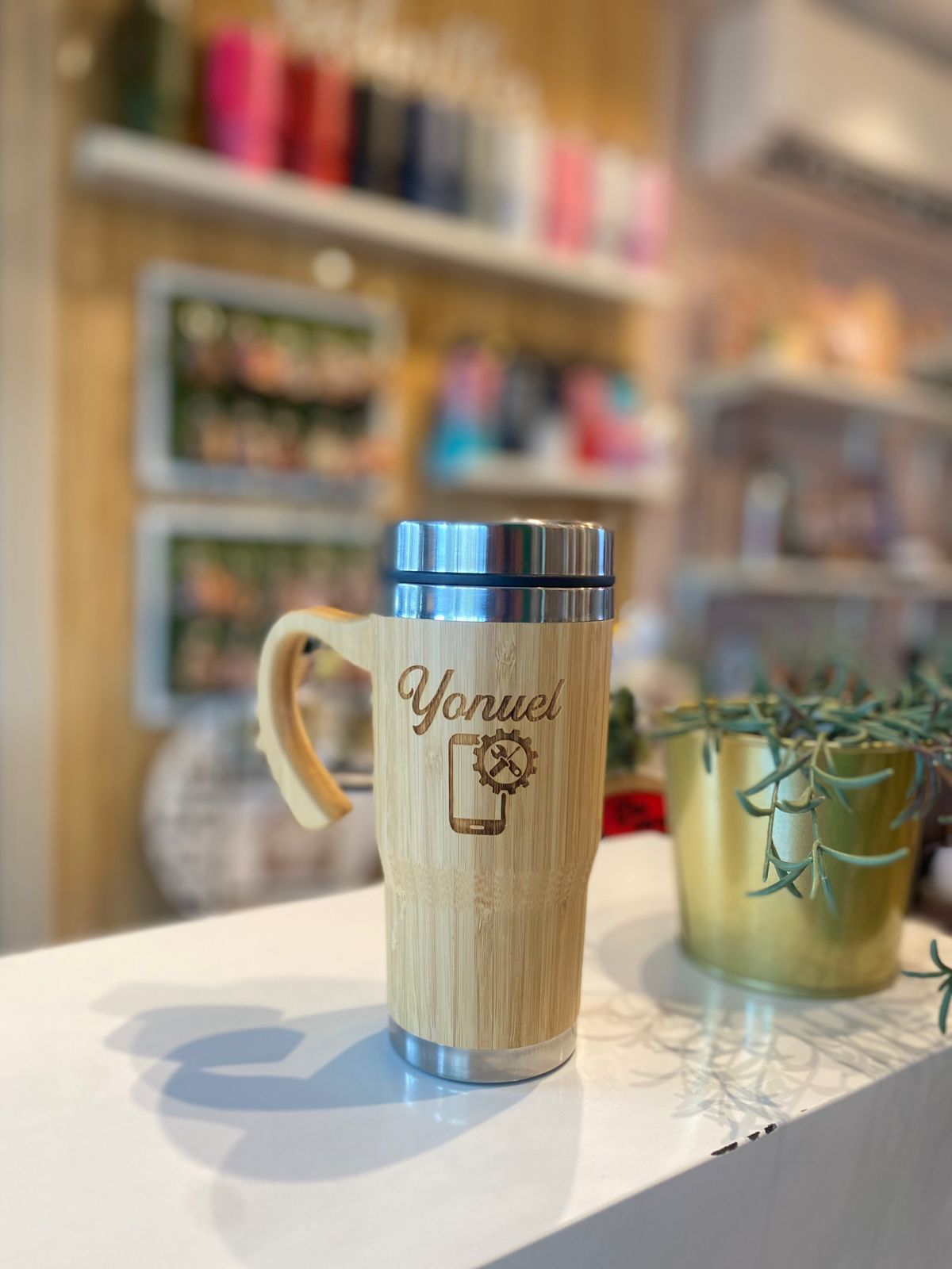 Vaso ovalado de madera con aza