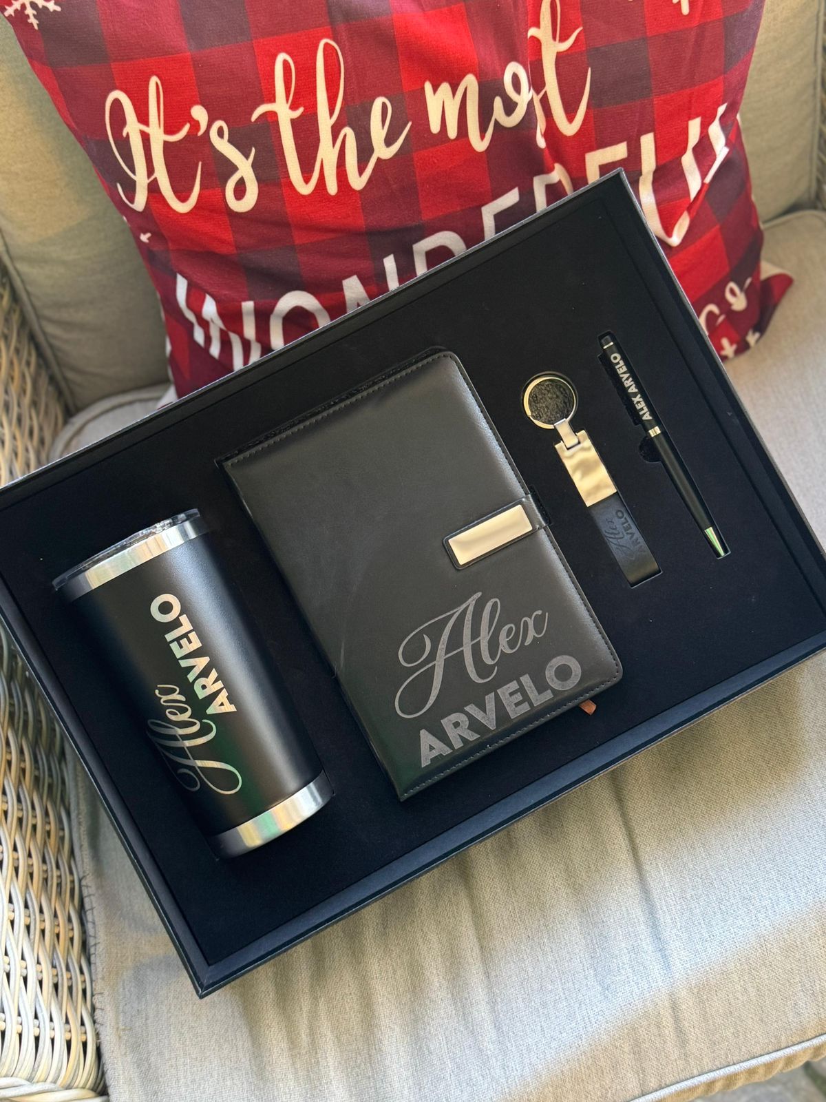 Combo negro de termo, libreta, llavero y lapicero