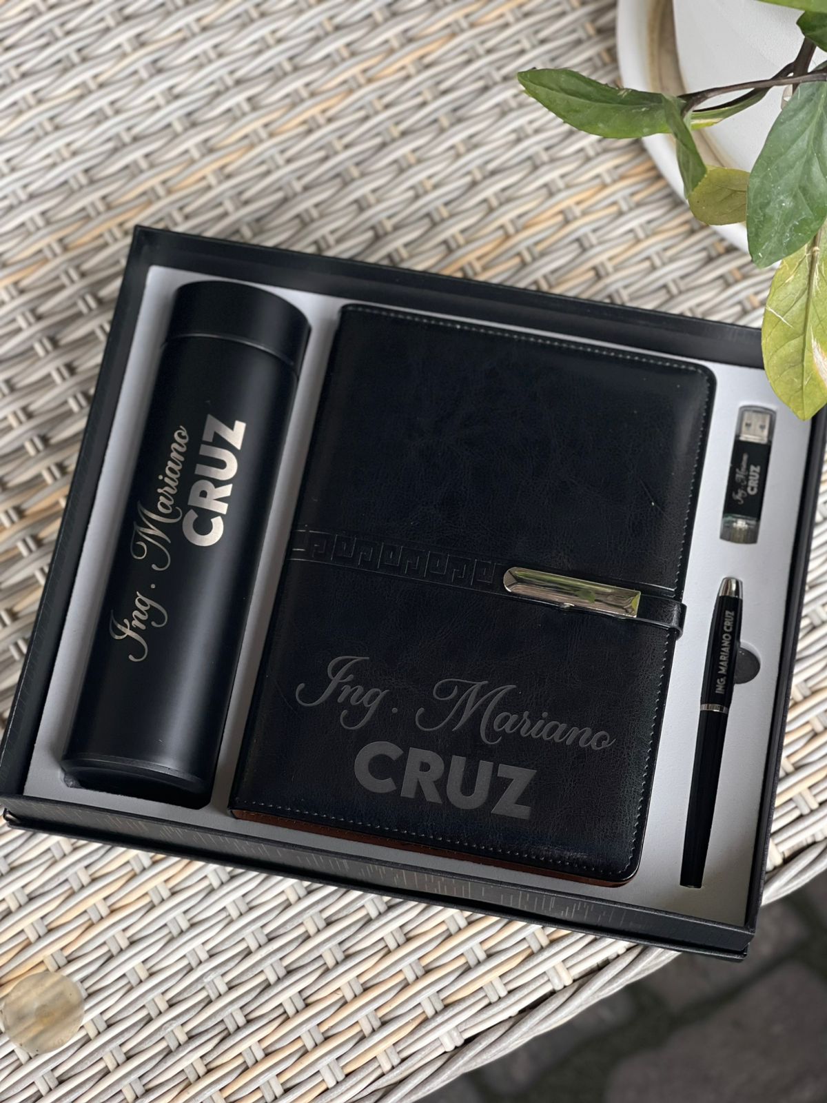 Combo negro de termo, libreta, lapicero y memoria USB personalizado