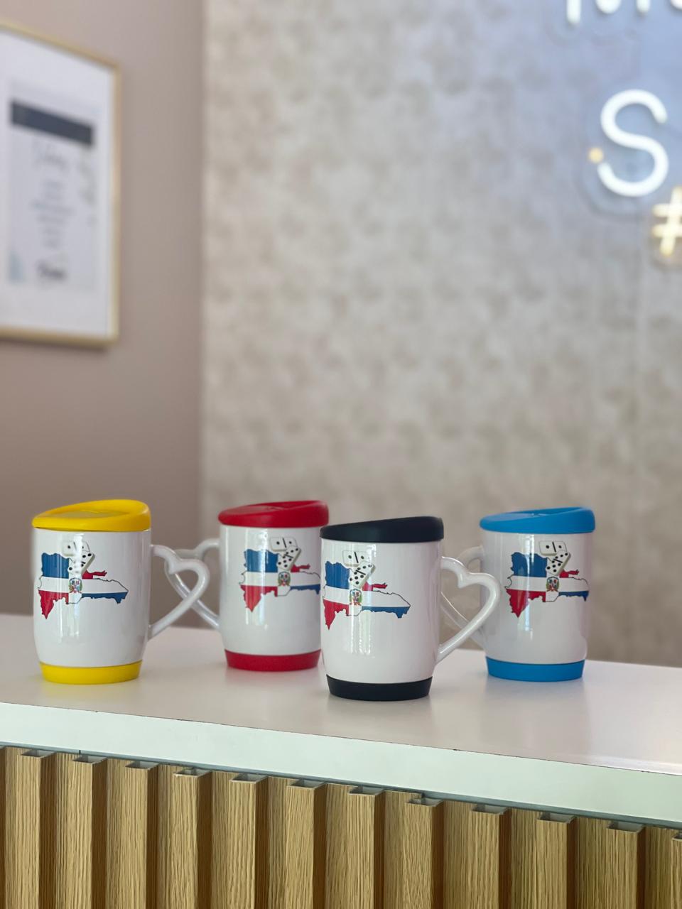 Taza con tapa y base de goma personalizada