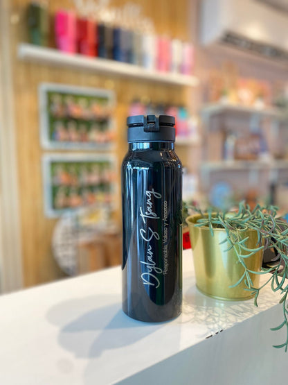 Botella negra personalizada con iman para colocar celular