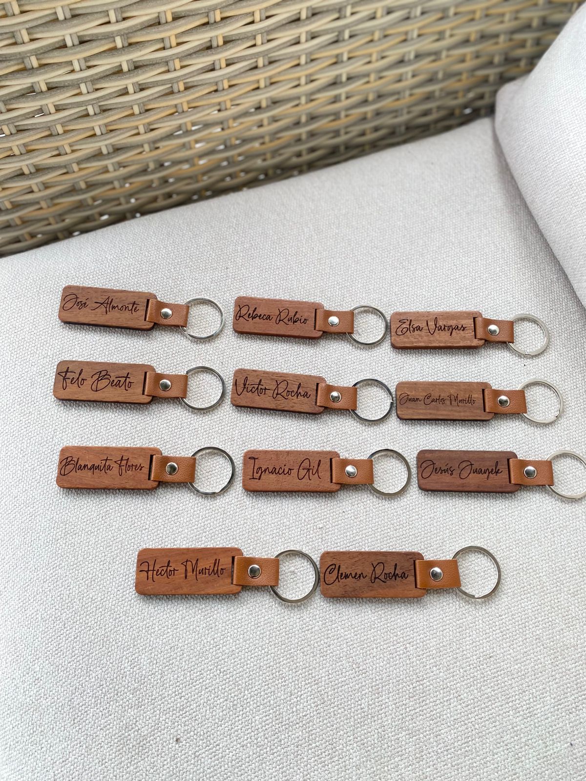 Llavero en madera oscura personalizada