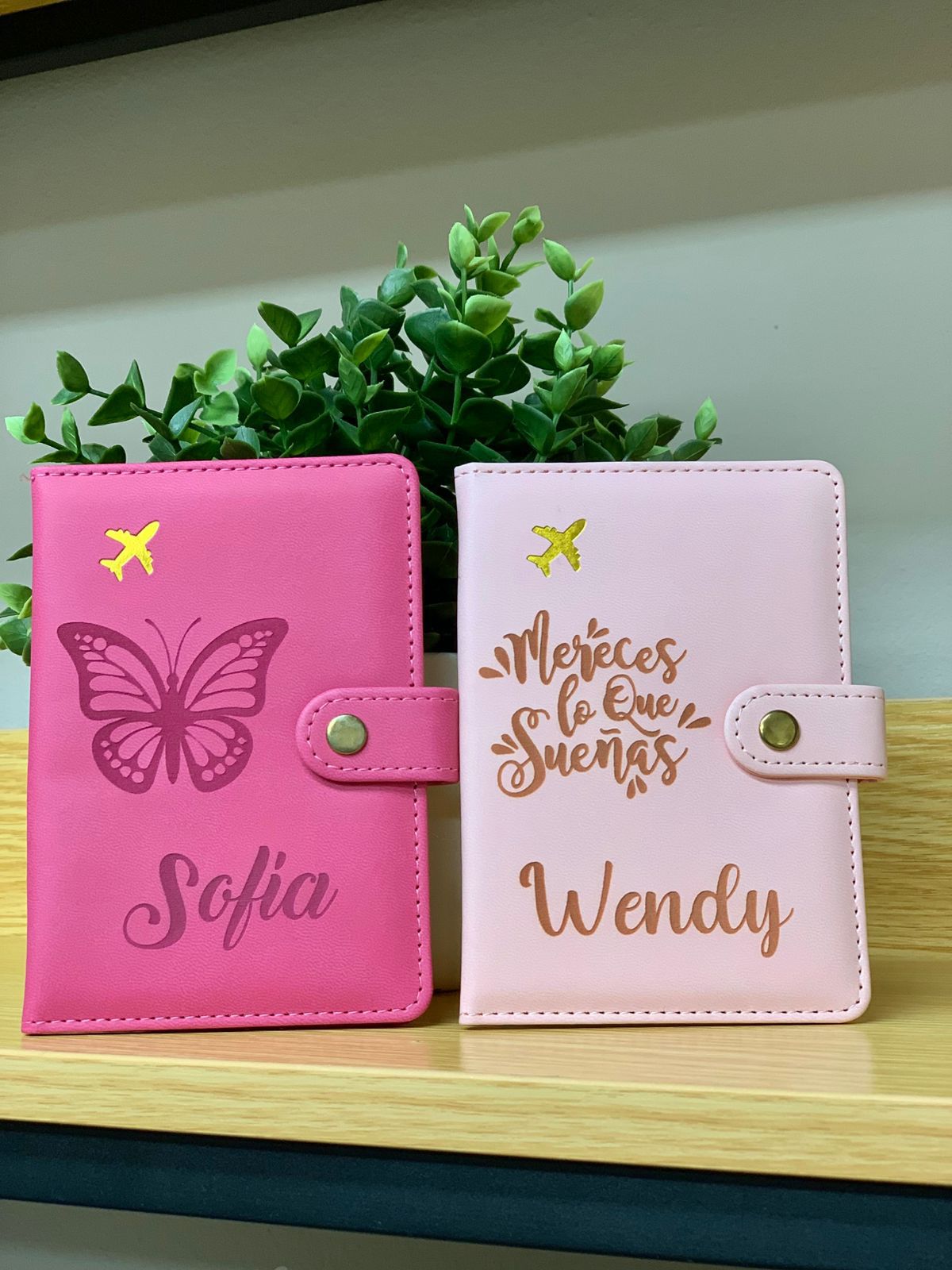 Porta pasaporte con broche personalizado