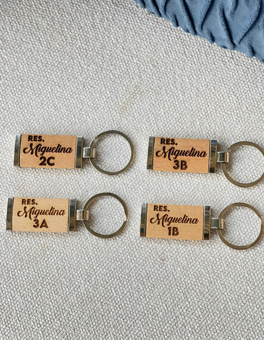 Llavero en madera rectangular con metal personalizado
