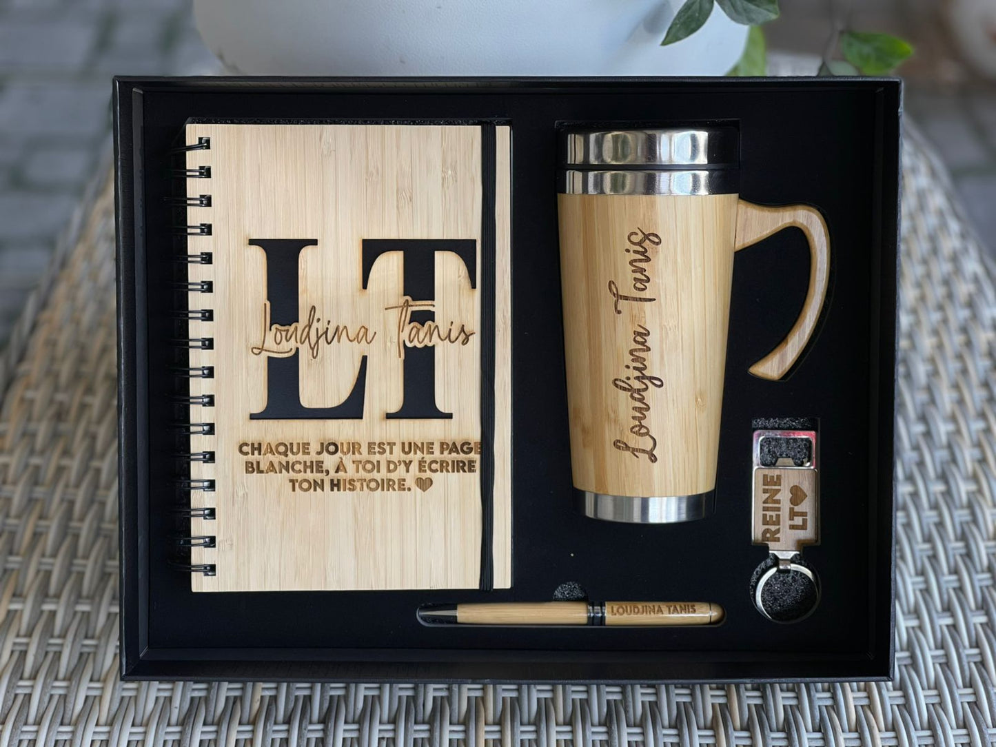 Combo de madera con vaso con aza, lapicero, llavero destapador y libreta personalizada