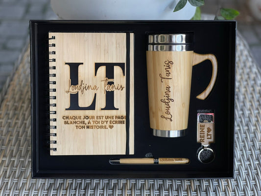 Combo de madera con vaso con aza, lapicero, llavero destapador y libreta personalizada