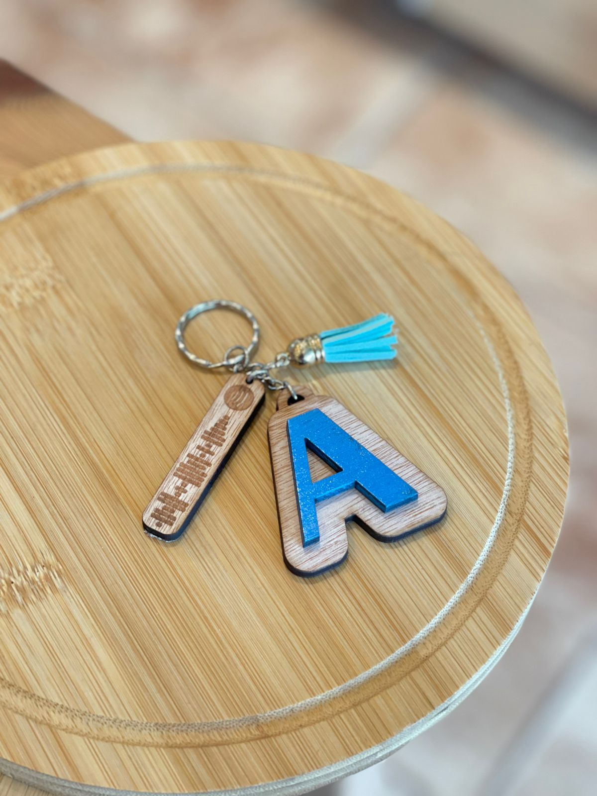 Llavero en madera con iniciales y dijes adicionales personalizado