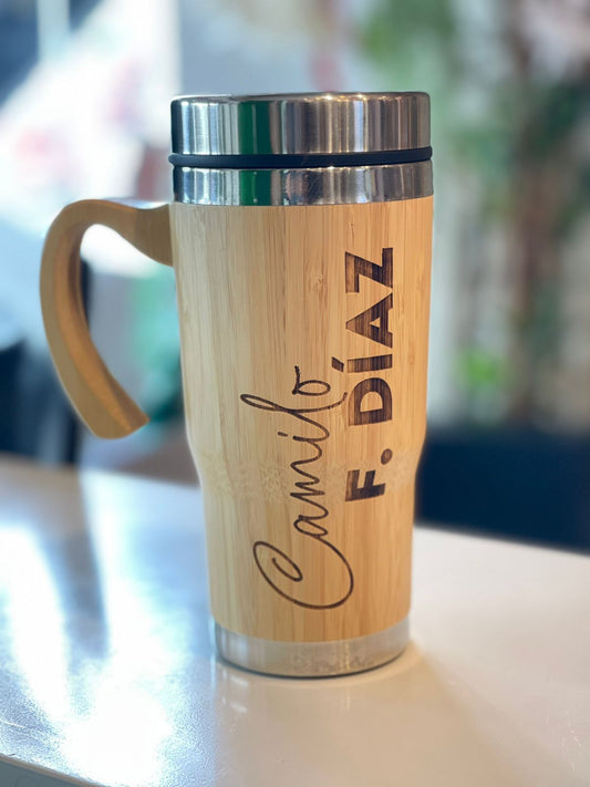 Vaso ovalado de madera con aza