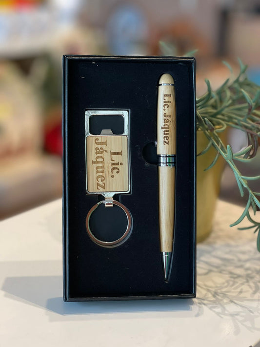 Set de lapicero y llavero en madera con destapador cuadrado