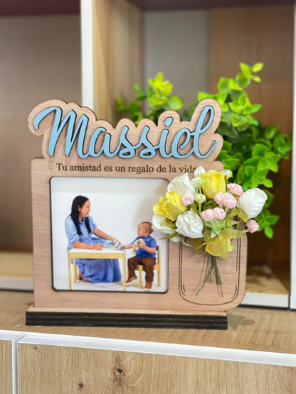 Porta retrato en madera con foto y flores