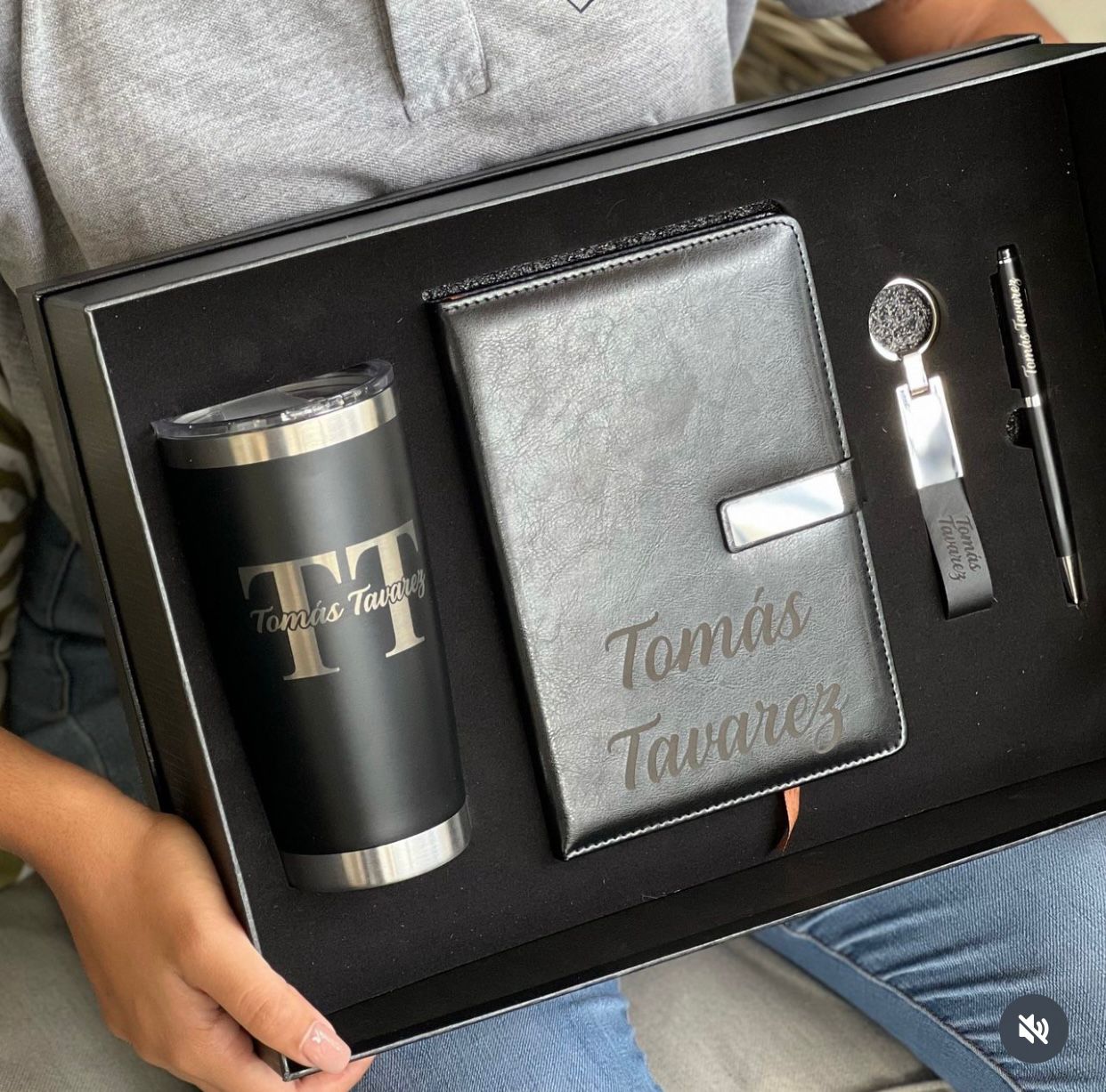 Combo negro de termo, libreta, llavero y lapicero
