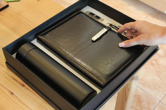 Combo negro de termo, libreta, lapicero y memoria USB personalizado