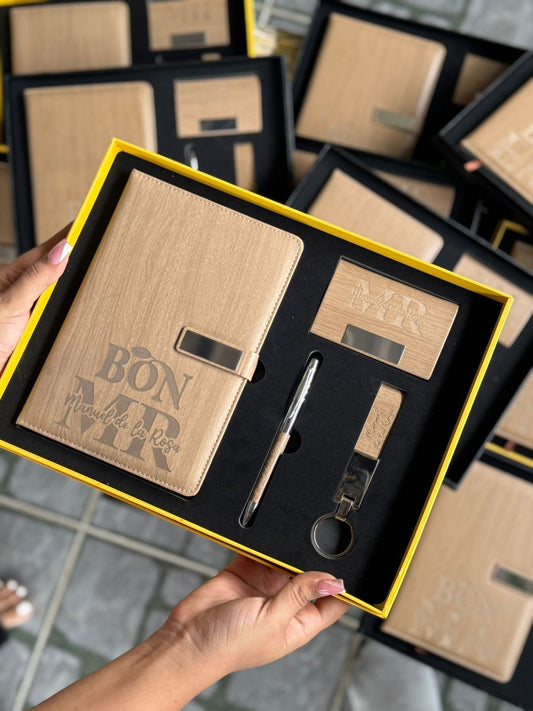 Combo de libreta, lapicero, porta tarjeta, llavero con textura como si fuese madera personalizado.