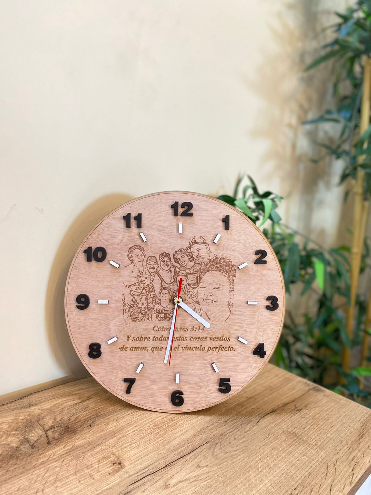 Reloj en madera de pared personalizado con foto grabada