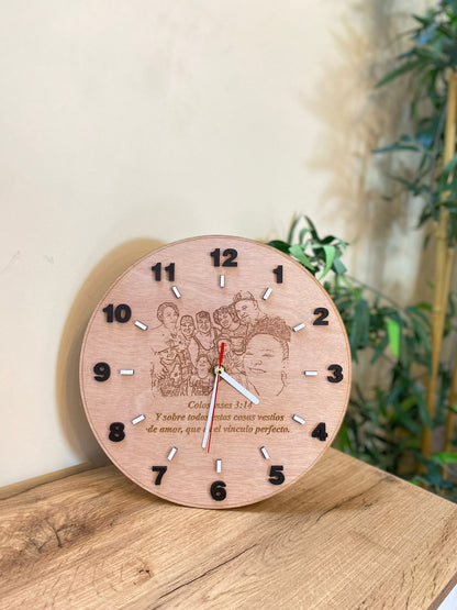 Reloj en madera de pared personalizado con foto grabada