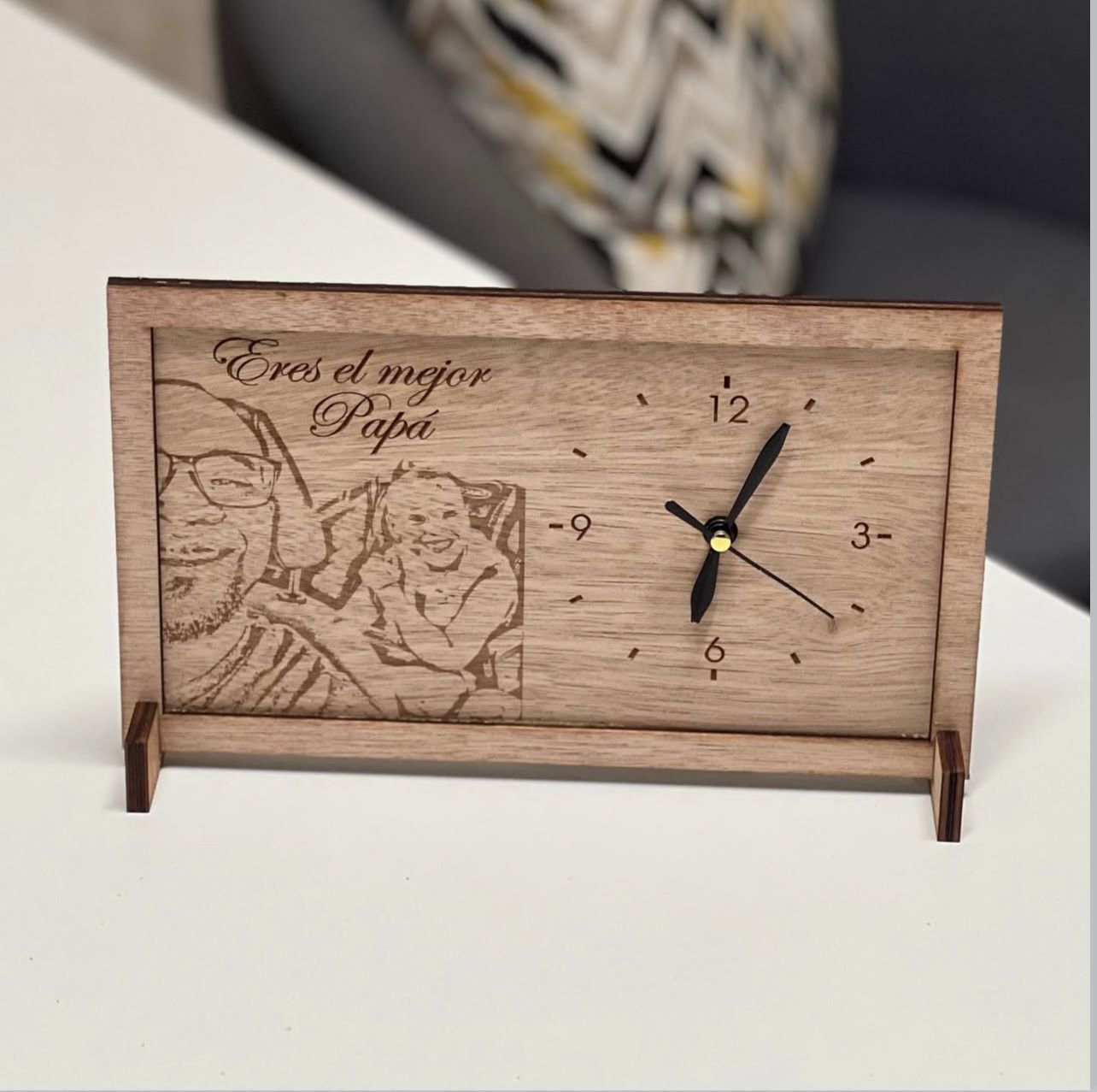 Reloj de escritorio en madera personalizado