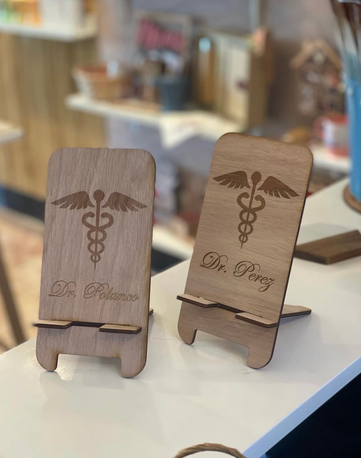 Porta celular en madera personalizado