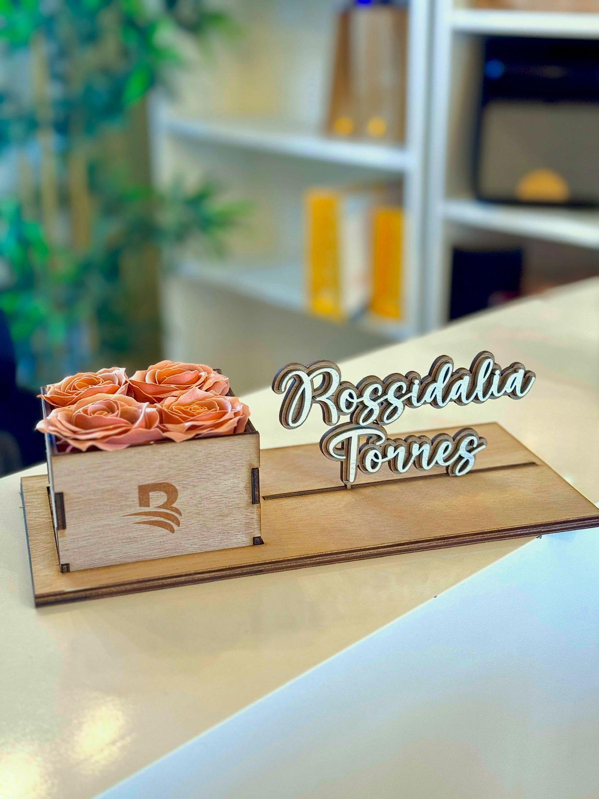 Nombre de escritorio en madera con flores