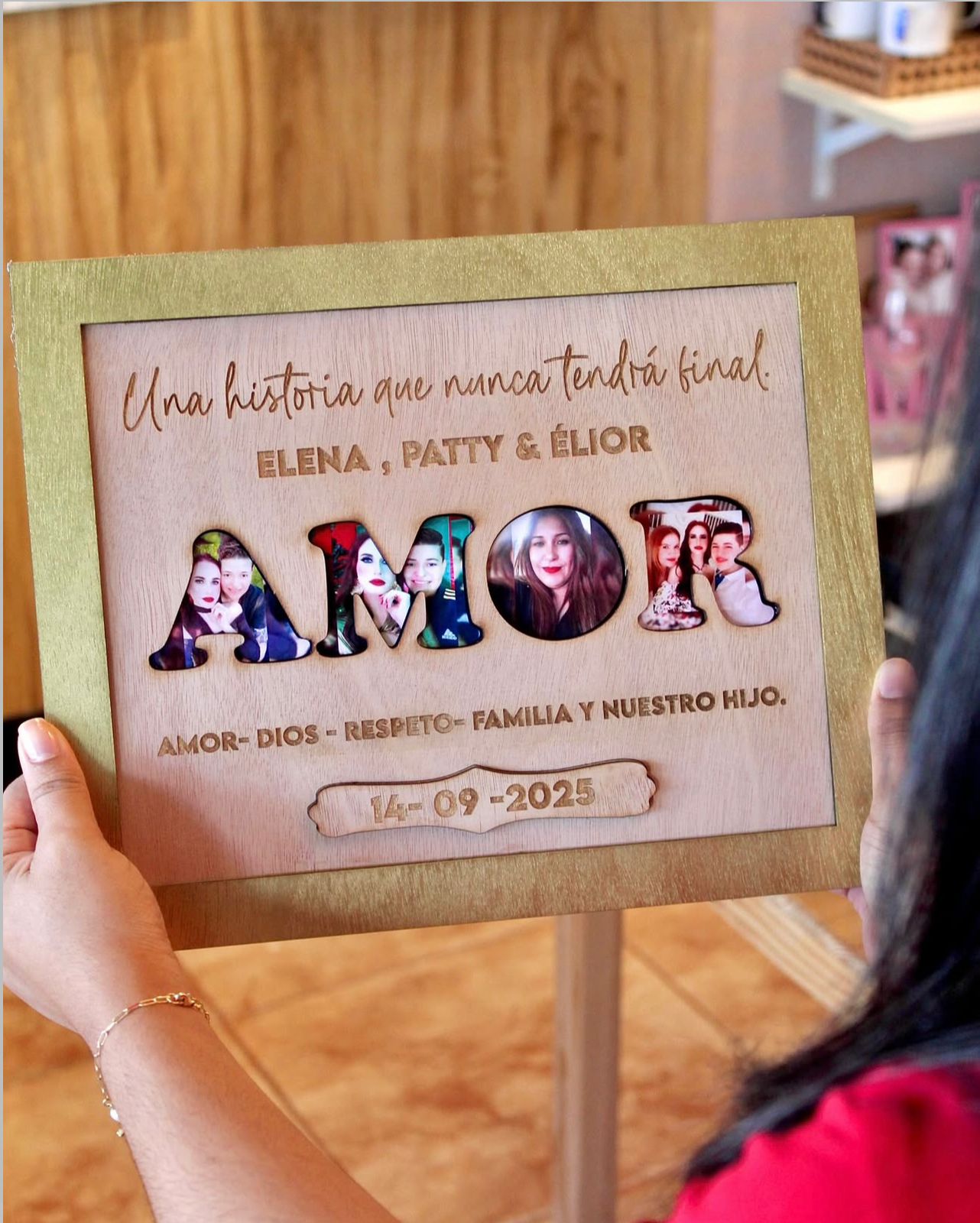 Cuadro en madera con fotos en el centro y frase