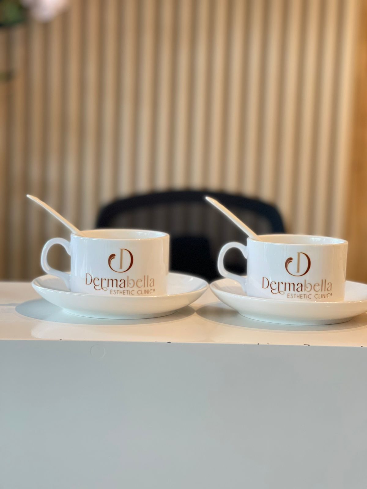 Taza blanca con platico y cucharita personalizada