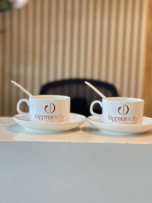 Taza blanca con platico y cucharita personalizada