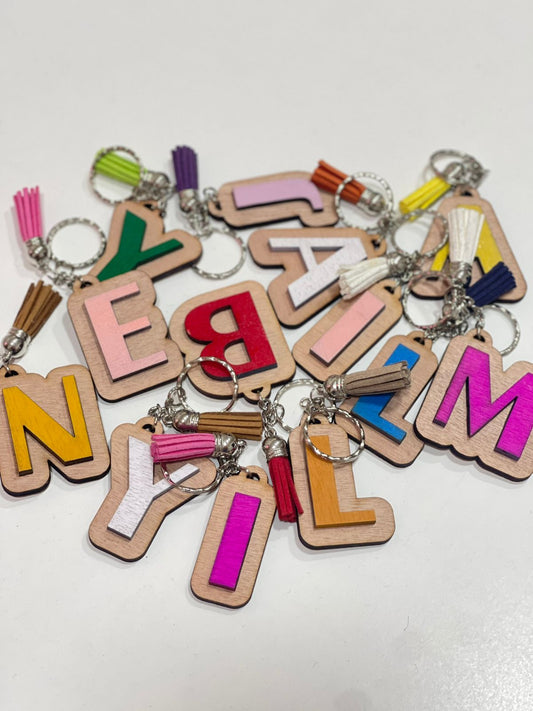 Llavero en madera con iniciales y dijes adicionales personalizado