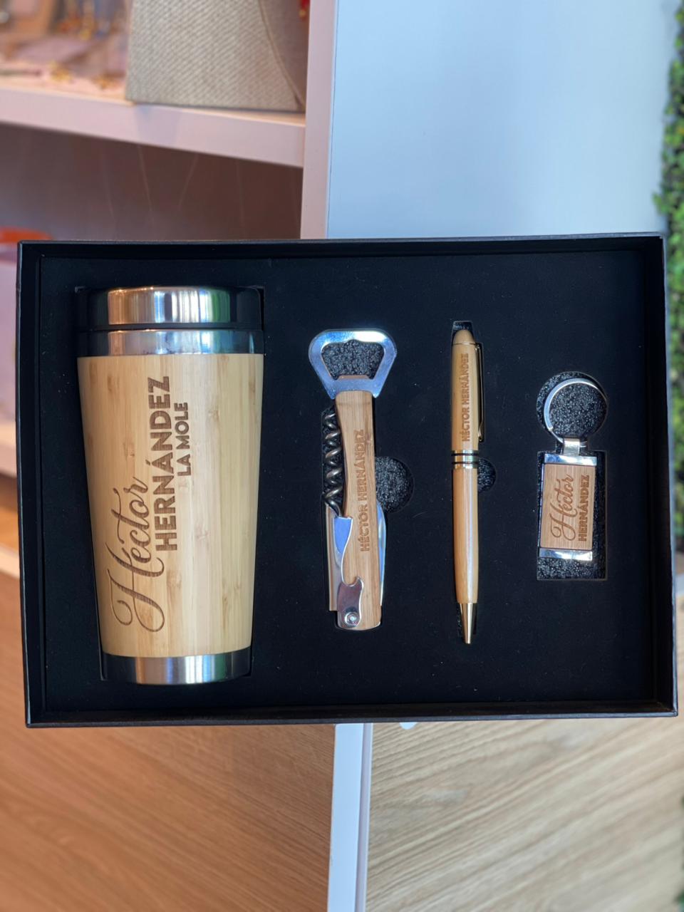 Combo en madera de vaso, destapador multiuso, lapicero y llavero personalizado