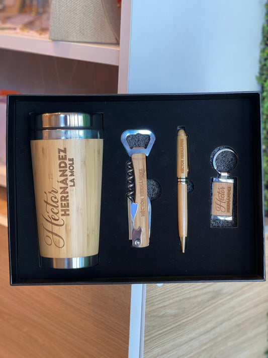 Combo en madera de vaso, destapador multiuso, lapicero y llavero personalizado